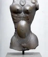 1983 | Weiblicher Torso mit Medaillon